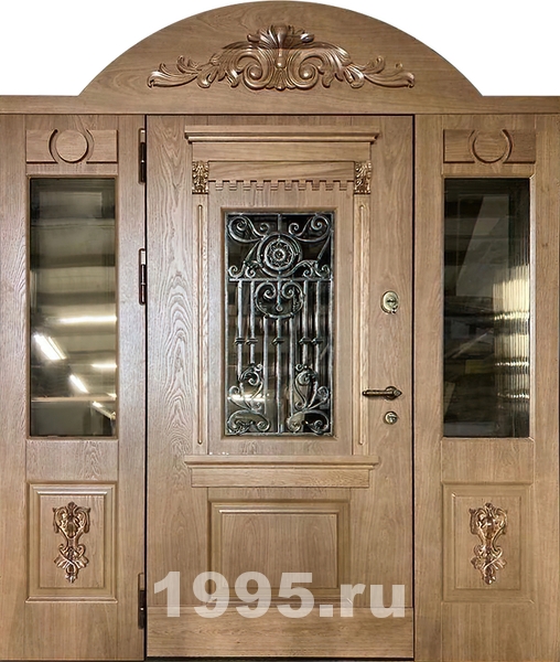 Дверь с массивом дерева боковыми остекленными вставками и арочным карнизом