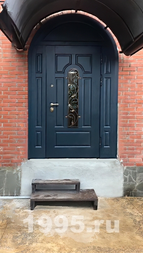 Арочная дверь со стеклом и решеткой