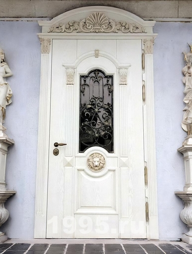Белая дверь с капителью