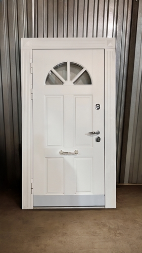Белая дверь с отбойником и стеклом