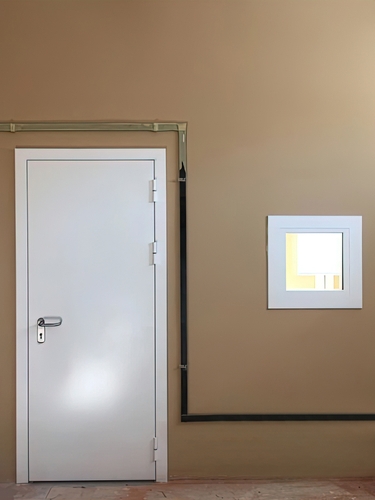 Белая одностворчатая дверь