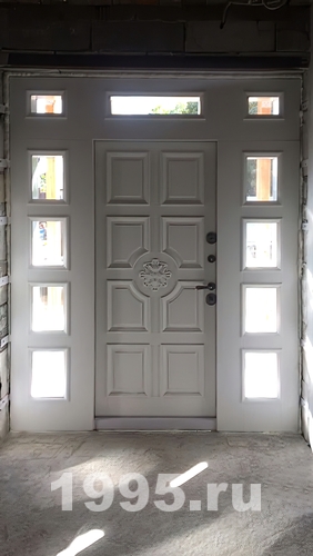 Белая парадная дверь с багетным рисунком