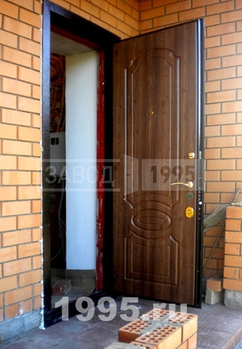Дверь МДФ в кирпичном доме