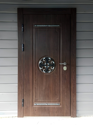 МДФ дверь с кованой деталью