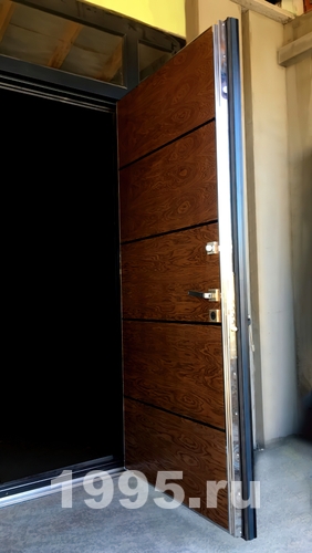 Остекленная дверь с поперечным шпоном