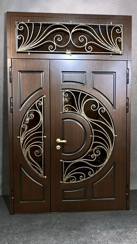 Парадная дверь с округлым стеклопакетом и ковкой