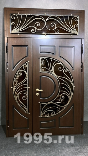 Парадная дверь с округлым стеклопакетом и ковкой