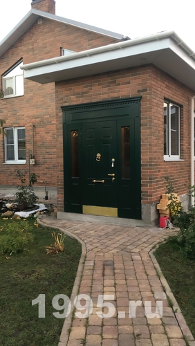 Парадная дверь зеленого цвета