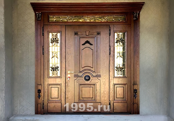 Двустворчатая дверь МДФ с карнизом, с остеклением и коваными решетками