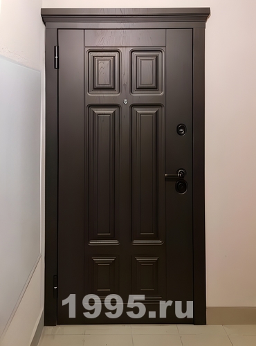 Дверь с отделкой МДФ для квартиры с карнизом