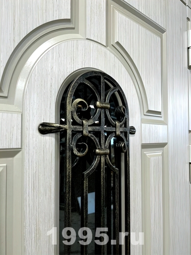 Дверь входная полуторная филенчатая с ковкой и стеклом