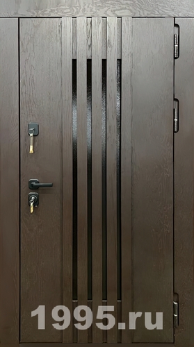 Дверь с МДФ и вертикальными декоративными планками