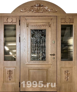 Дверь с массивом дерева боковыми остекленными вставками и арочным карнизом