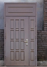 Парадная дверь с верхней вставкой - вид снаружи