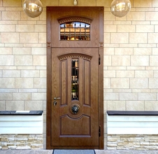 Однопольная парадная дверь с верхней вставкой