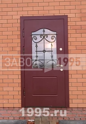 Установленная дверь с частном доме