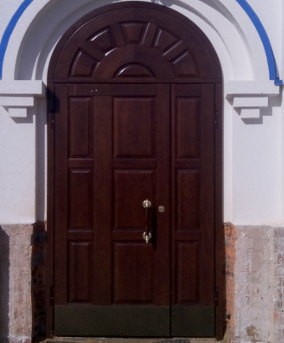 Арочная дверь с филенкой