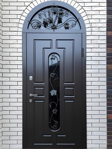 Арочная дверь с кованым узором