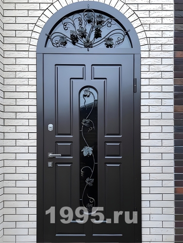 Арочная дверь с кованым узором
