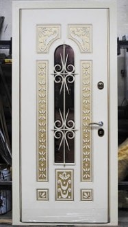 Дверь из белого МДФ с ковкой и стеклом