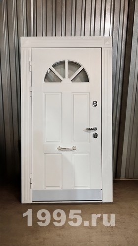 Белая дверь с отбойником и стеклом