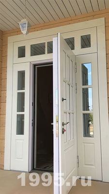 Белая парадная дверь МДФ с остекленными вставками