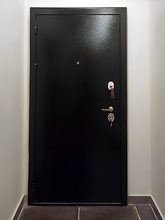 Черная квартирная дверь