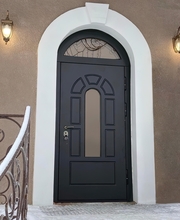 Простая арочная дверь для парадного входа
