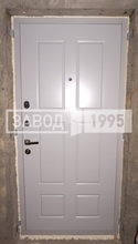 Установленная металлическая дверь, внутрення сторона с отделкой МДФ белого цвета