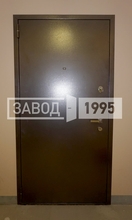 Установленная металлическая дверь, наружная сторона с отделкой порошковое напыление