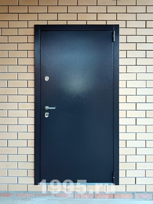 Дверь на входе в дачный дом
