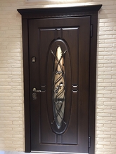 Дверь с карнизом и стеклом
