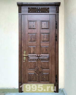 Дверь с массивом дуба, резьбой, карнизом, отбойником и зеркалом