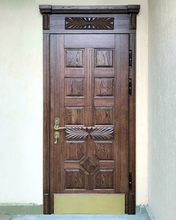 Дверь с массивом дуба, резьбой, карнизом, отбойником и зеркалом