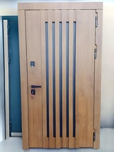 Дверь с вертикальными планками