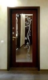 Дверь с зеркалом в квартире
