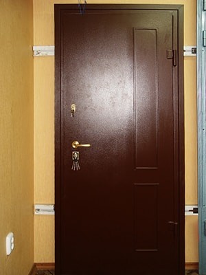 Фото двери со штампованным рисунком