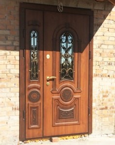 Дверь массив с ковкой и стеклом