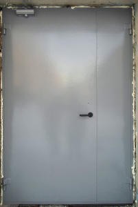 Дверь с доводчиком на площадку