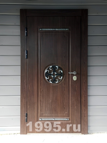 МДФ дверь с кованой деталью