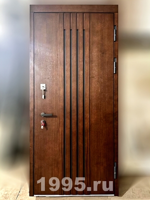 Дверь МДФ шпон с вертикальными декоративными планками