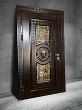 Дверь с отделкой МДФ, оформленная в античном стиле