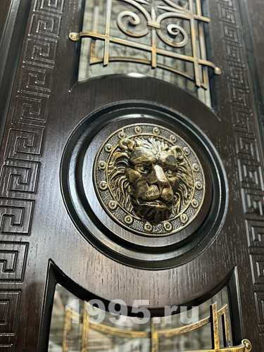 Дверь с отделкой МДФ, оформленная в античном стиле