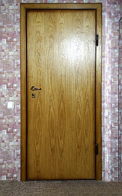 Квартирная дверь с ламинатом