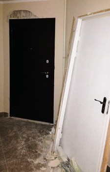 Фото установленной двери в офис