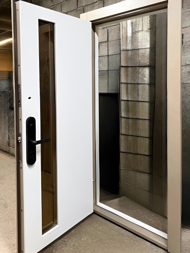 Остекленная дверь с электронным замком