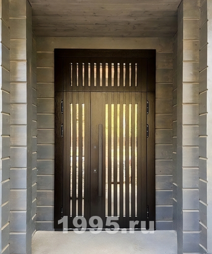 Остекленная дверь с вертикальными рейками