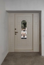 Парадная дверь с боковыми вставками, ковкой и стеклом