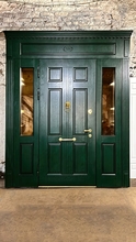 Парадная дверь зеленого цвета