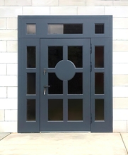 Остекленная парадная дверь с отделкой МДФ, цвет графит или любой по RAL